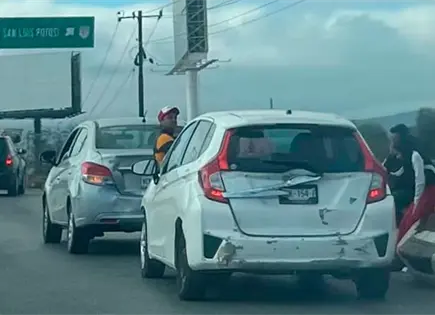 Por alcance, chocan veh&iacute;culos en el Perif&eacute;rico Oriente