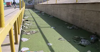 Se forma un enorme charco con lama verde en Blvr. R&iacute;o Santiago