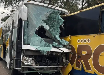 Choque de autobuses deja tres muertos en carretera de Guerrero