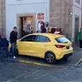 &iexcl;Va pa atr&aacute;s!: Intent&oacute; cortar camino sobre banqueta de Carranza (video)