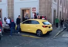 &iexcl;Va pa atr&aacute;s!: Intent&oacute; cortar camino sobre banqueta de Carranza (video)