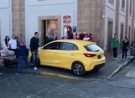 &iexcl;Va pa atr&aacute;s!: Intent&oacute; cortar camino sobre banqueta de Carranza (video)