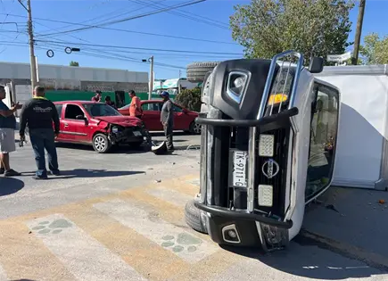 Choque con volcadura en Avenida Ju&aacute;rez; s&oacute;lo da&ntilde;os