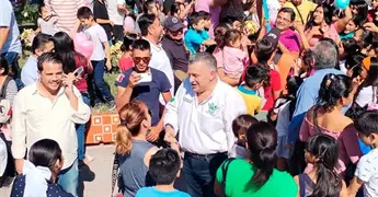 Convoc&oacute; Medina Claus a los ni&ntilde;os, solo da dulces y pelotas