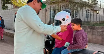 Regalan cascos a menores de edad
