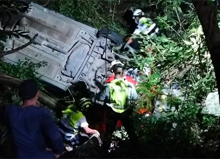 Varios lesionados en volcadura sobre la Valles-Rioverde