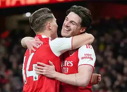 Arsenal sigue en la cima