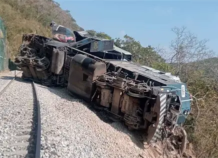 Exigen suspensi&oacute;n del tren interoce&aacute;nico tras descarrilamiento