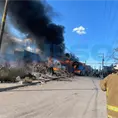 VIDEO | Arde ladrillera en el norte; fuego alcanza casas y autos