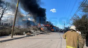 VIDEO | Arde ladrillera en el norte; fuego alcanza casas y autos