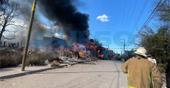 VIDEO | Arde ladrillera en el norte; fuego alcanza casas y autos