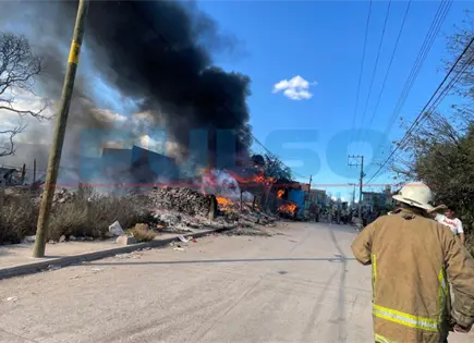 VIDEO | Arde ladrillera en el norte; fuego alcanza casas y autos