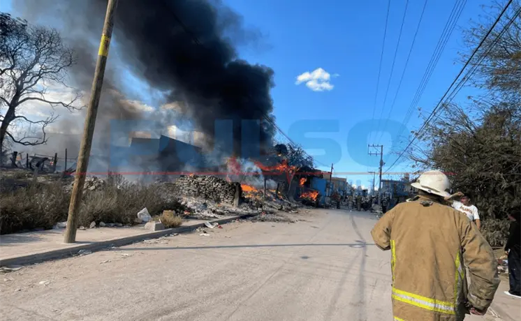 VIDEO | Arde ladrillera en el norte; fuego alcanza casas y autos