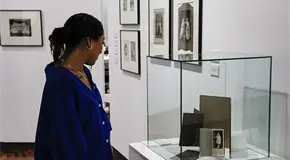 Lourdes Almeida revisa la historia familiar desde la imagen