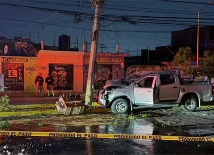 Impacta camioneta en poste y deja sin luz varias colonias