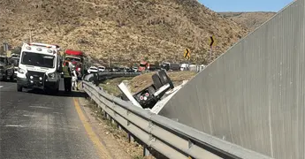 Un muerto y un herido en volcadura de tr&aacute;iler en carretera 57