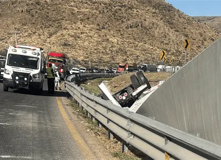 Un muerto y un herido en volcadura de tráiler en carretera 57 Un muerto y un herido en volcadura de tráiler en carretera 57