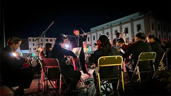 Concierto navide&ntilde;o re&uacute;ne a familias en Plaza de Fundadores