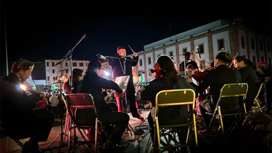 Concierto navide&ntilde;o re&uacute;ne a familias en Plaza de Fundadores