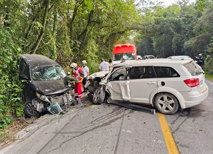 Dos heridos en choque frontal sobre carretera Valles-Rioverde