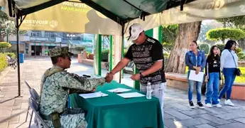 J&oacute;venes acuden a recoger cartilla militar