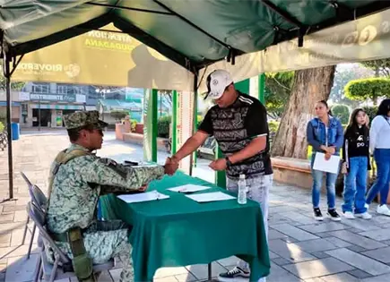 J&oacute;venes acuden a recoger cartilla militar