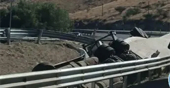 Un muerto y un herido, en volcadura de tr&aacute;iler