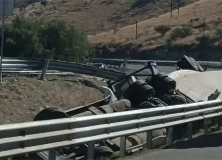 Un muerto y un herido, en volcadura de tr&aacute;iler