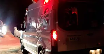 Auto choca contra muro de contenci&oacute;n