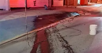 Cami&oacute;n tira aceite en la calle Leona Vicario