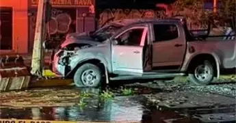 Camioneta choca contra poste de luz y tira transformador