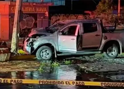 Camioneta choca contra poste de luz y tira transformador