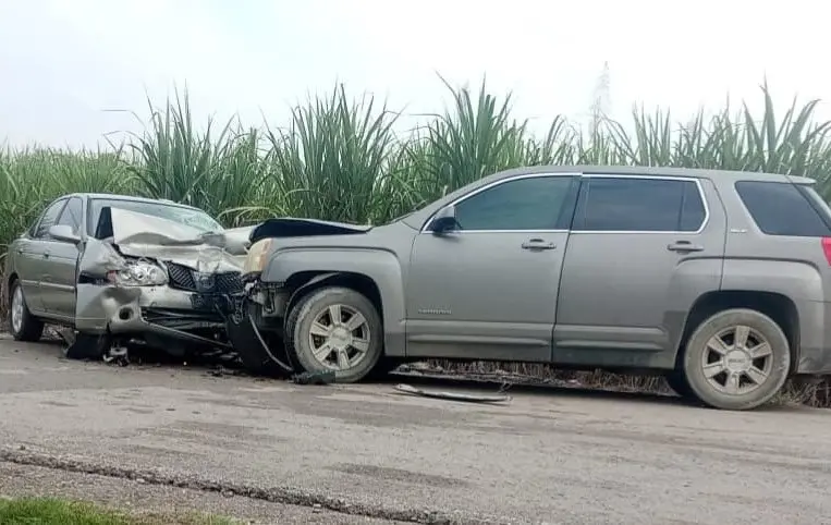 Choque de frente en Aquismón deja cuantiosos daños materiales