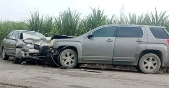Choque de frente en Aquism&oacute;n deja cuantiosos da&ntilde;os materiales