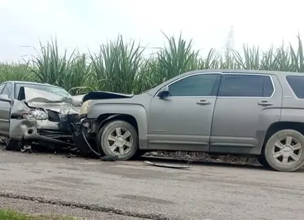 Choque de frente en Aquism&oacute;n deja cuantiosos da&ntilde;os materiales