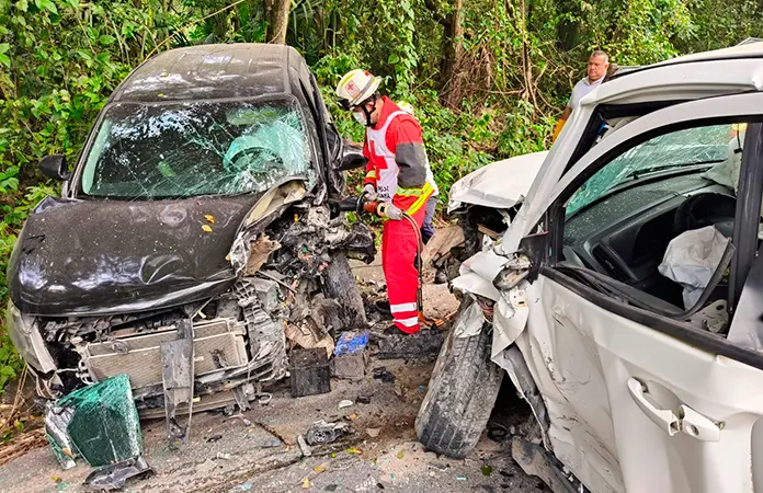 Dos lesionados en choque frontal de dos camionetas