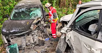 Dos lesionados en choque frontal de dos camionetas