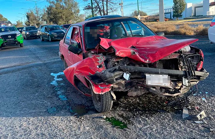 Auto destrozado tras chocar contra camión materialista
