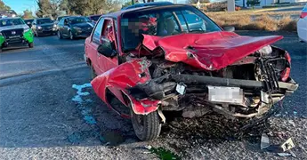 Auto destrozado tras chocar contra cami&oacute;n materialista