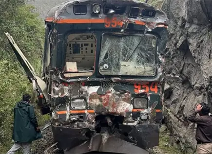 Chocan trenes con turistas en Per&uacute;; hay un muerto