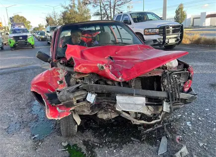 Choque por alcance deja solo da&ntilde;os materiales en carretera a Rioverde