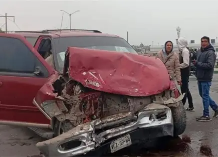Fuerte choque cerca de la Fenapo deja cuantiosos da&ntilde;os