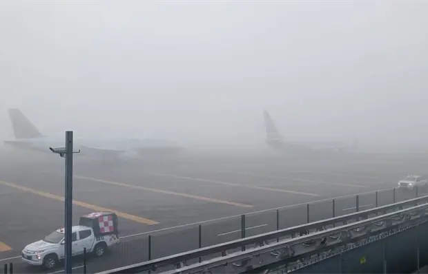 AICM reanuda aterrizajes tras interrupci&oacute;n por banco de niebla