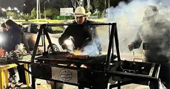 "Toma tu lugar en la fila": solidaridad afuera del Hospital Central