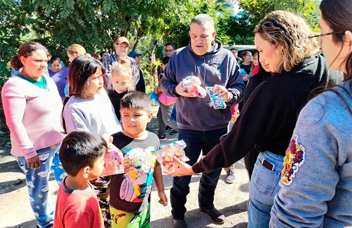 Alcalde entrega apoyos a familias