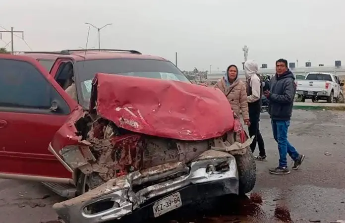 Chocan camionetas cerca de la Fenapo