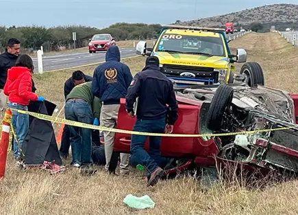 Choque-volcadura, deja un muerto y dos lesionados