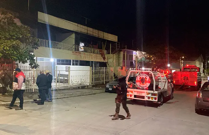 Graves, 2 menores tras incendiarse su vivienda