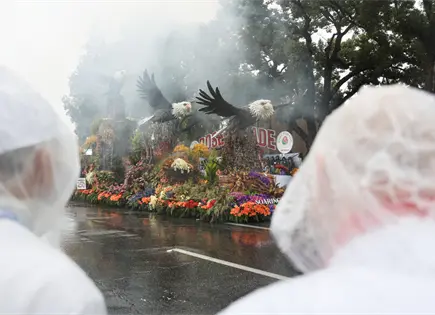 Lluvia inunda el Desfile de las Rosas por primera vez en 20 a&ntilde;os