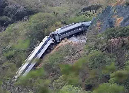 Semar trabaja en rescate de vagón descarrilado del Tren Interoceánico Semar trabaja en rescate de vagón descarrilado del Tren Interoceánico